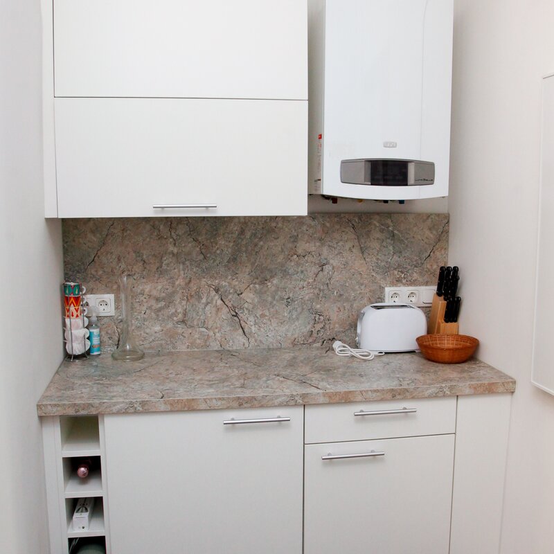 Küchenzeile links mit Kühlschrank und Gefrierfach, Toaster, Nespresso Maschine