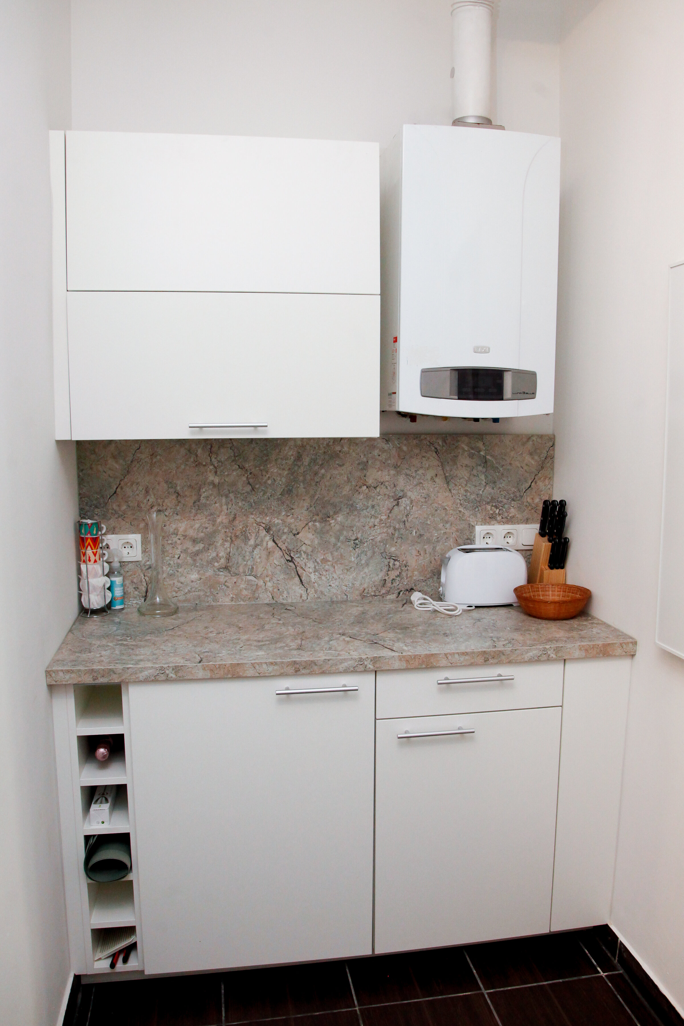 Küchenzeile links mit Kühlschrank und Gefrierfach, Toaster, Nespresso Maschine