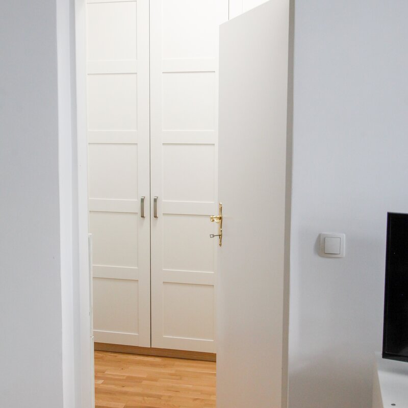 Kleiderschrank, Staubsauger, Putzutensilien, Leiter, Wäscheständer