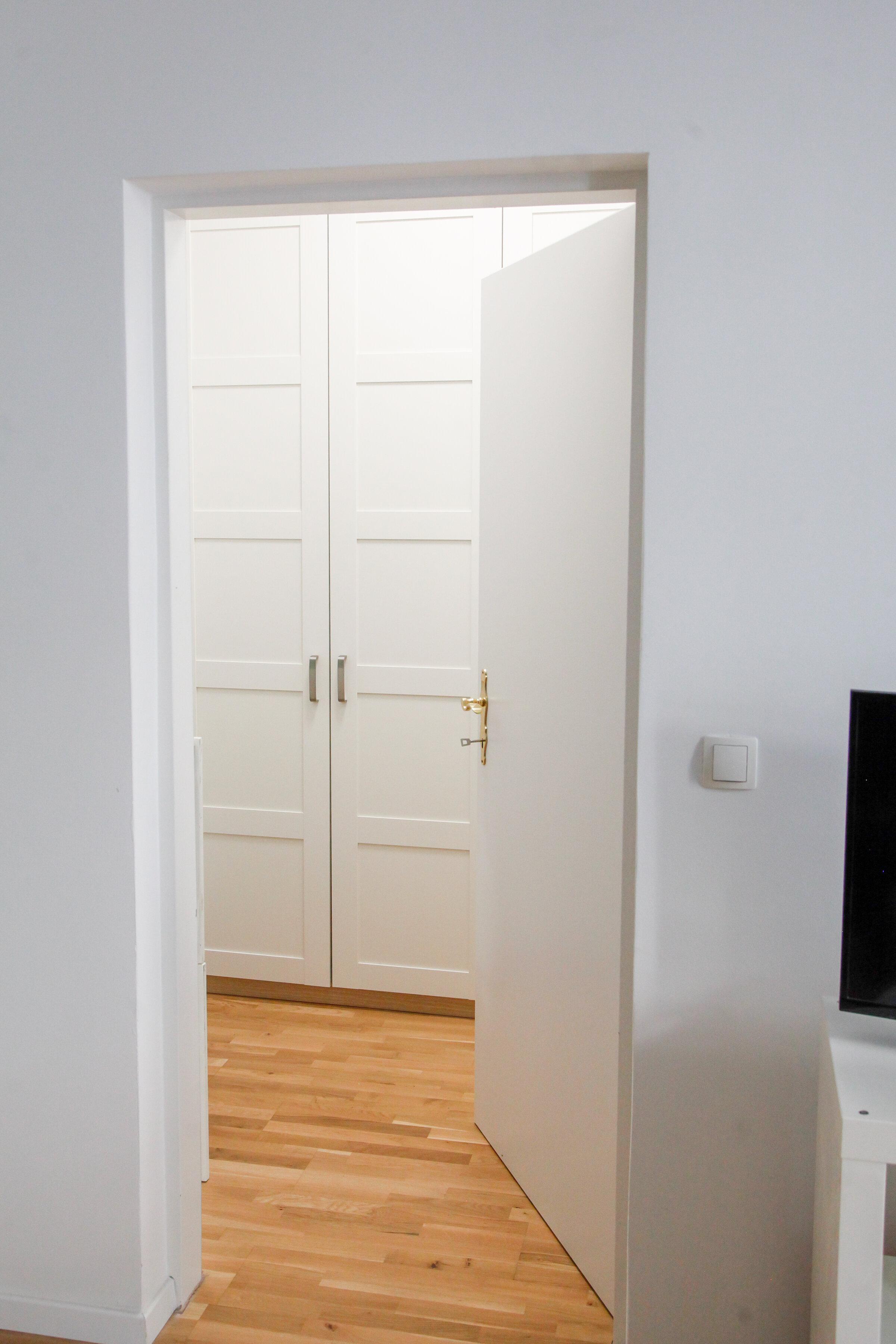 Kleiderschrank, Staubsauger, Putzutensilien, Leiter, Wäscheständer