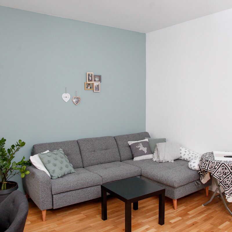 Wohnzimmer mit Essbereich und Couch, Bücherregal, Stereoanlage, TV