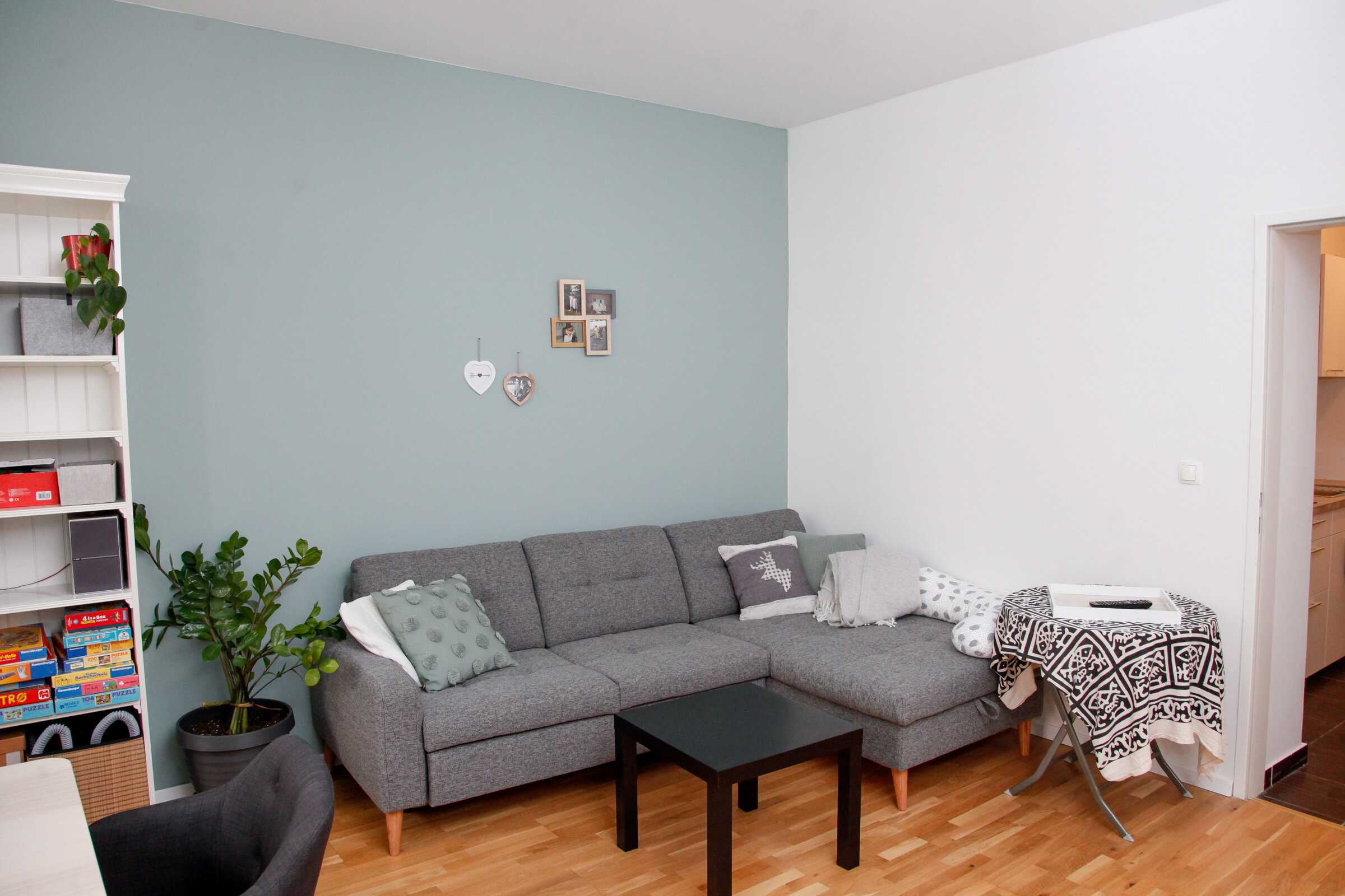 Wohnzimmer mit Essbereich und Couch, Bücherregal, Stereoanlage, TV