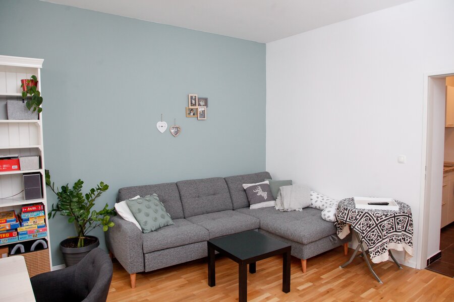 Wohnzimmer mit Essbereich und Couch, Bücherregal, Stereoanlage, TV