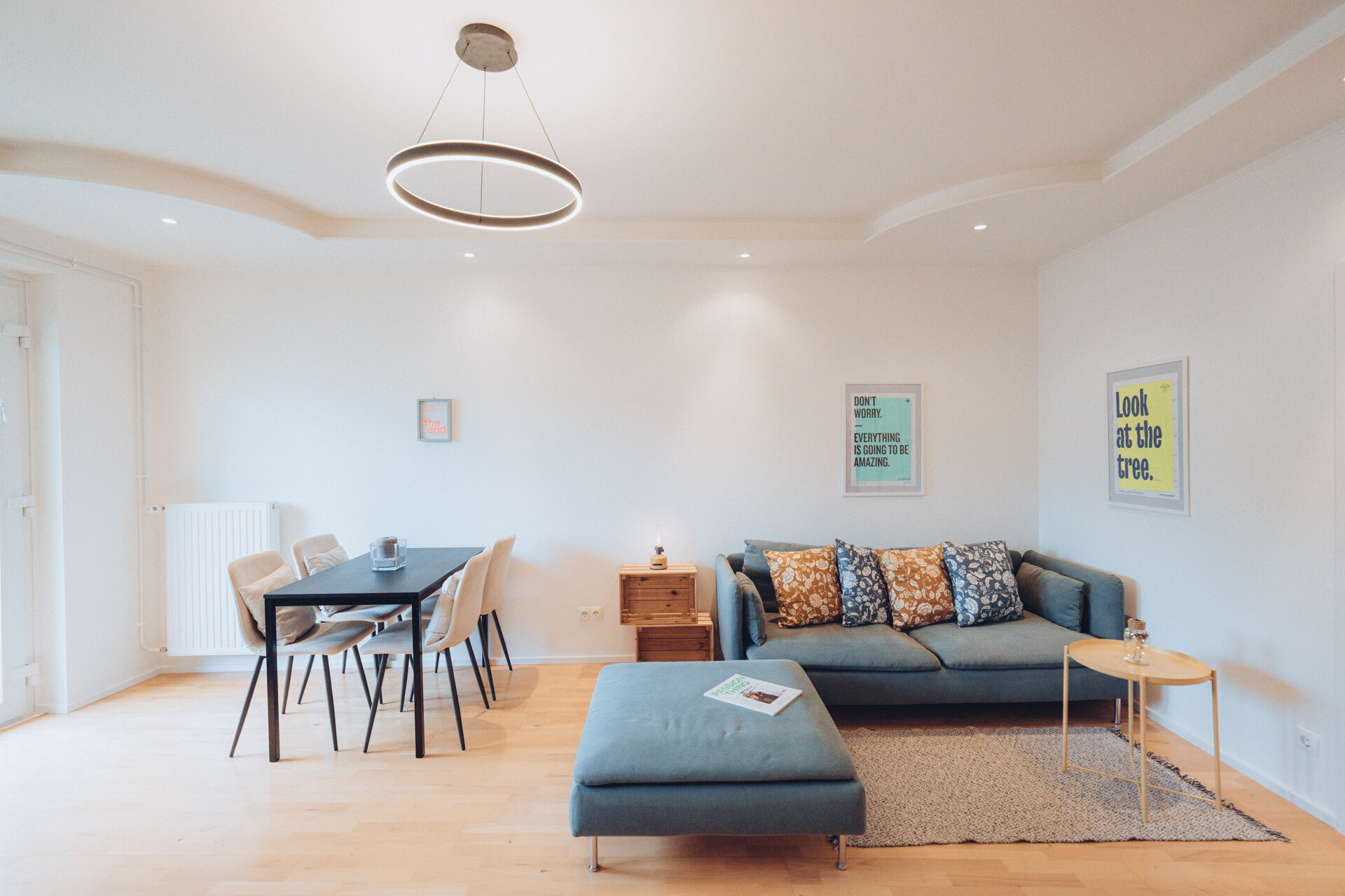Bright living room of a 3-room apartment – short-term rental & temporary housing for 1 to 6 months in Graz. | © Maier