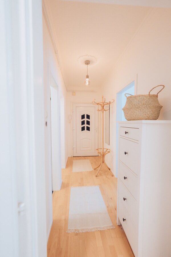 on the left: bathroom and toilet, on the right: bedroom 1 | © Maier