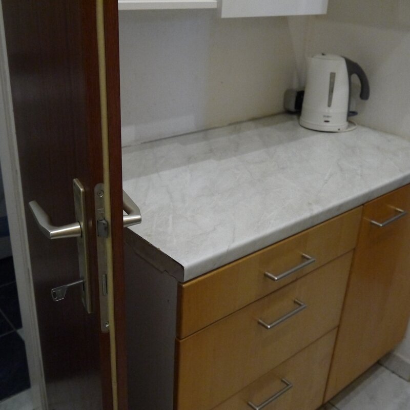 Küchenzeile mit Wasserkocher