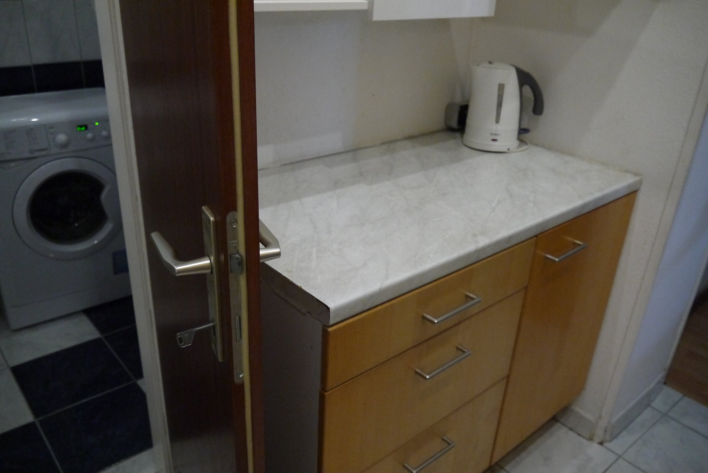 Küchenzeile mit Wasserkocher