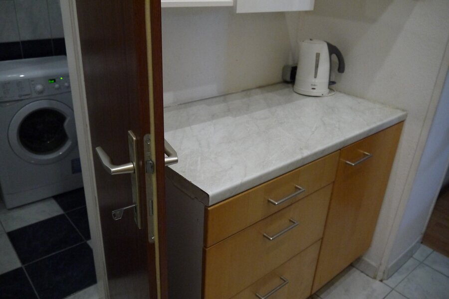 Küchenzeile mit Wasserkocher