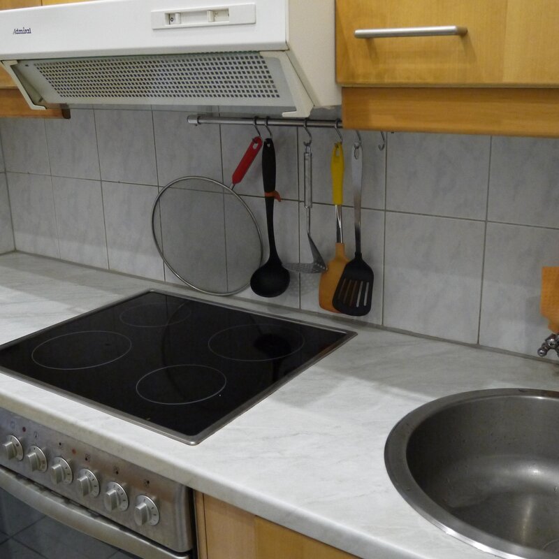 Küchenzeile mit Herd und Spüle