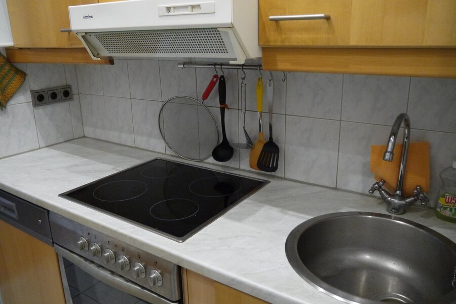 Küchenzeile mit Herd und Spüle