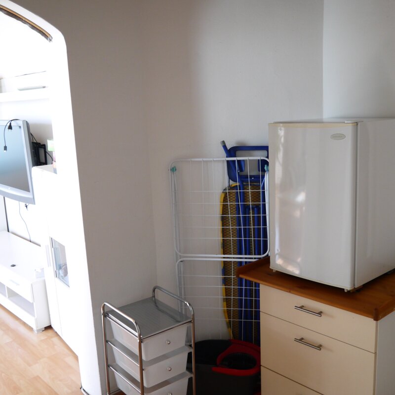 Vorraum mit Kühlschrank und Wohnutensilien