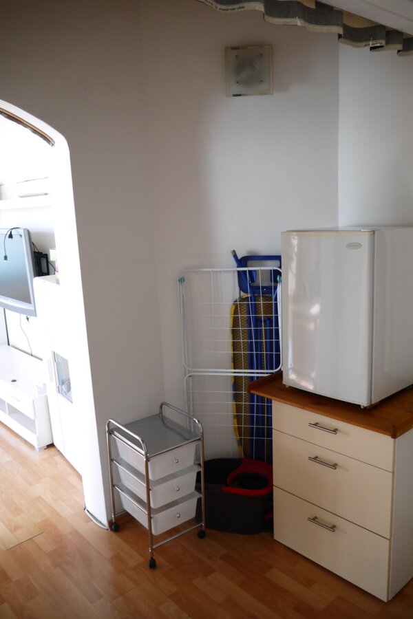 Vorraum mit Kühlschrank und Wohnutensilien