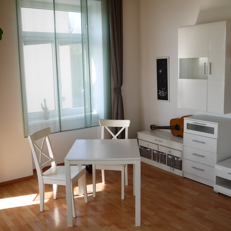 Mit Blick auf den Fernseher (HDMI Anschluss) und Gitarre