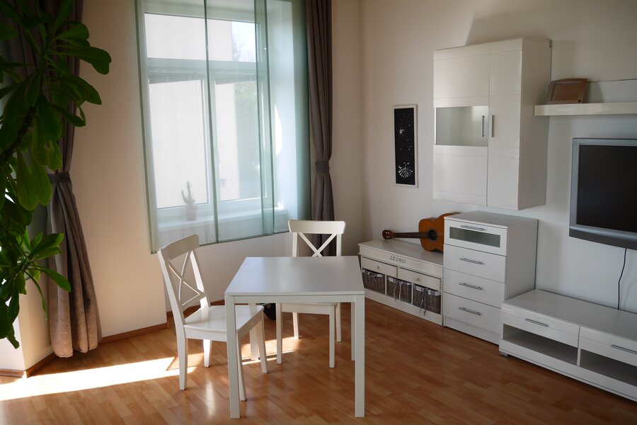 Mit Blick auf den Fernseher (HDMI Anschluss) und Gitarre