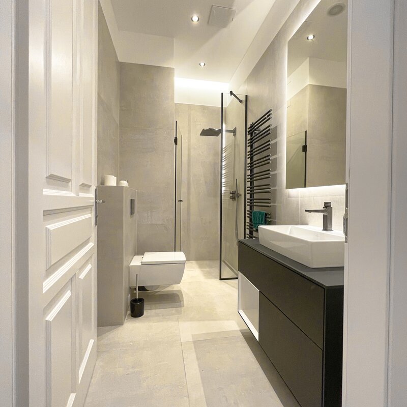 Badezimmer mit begehbarer Dusch und WC