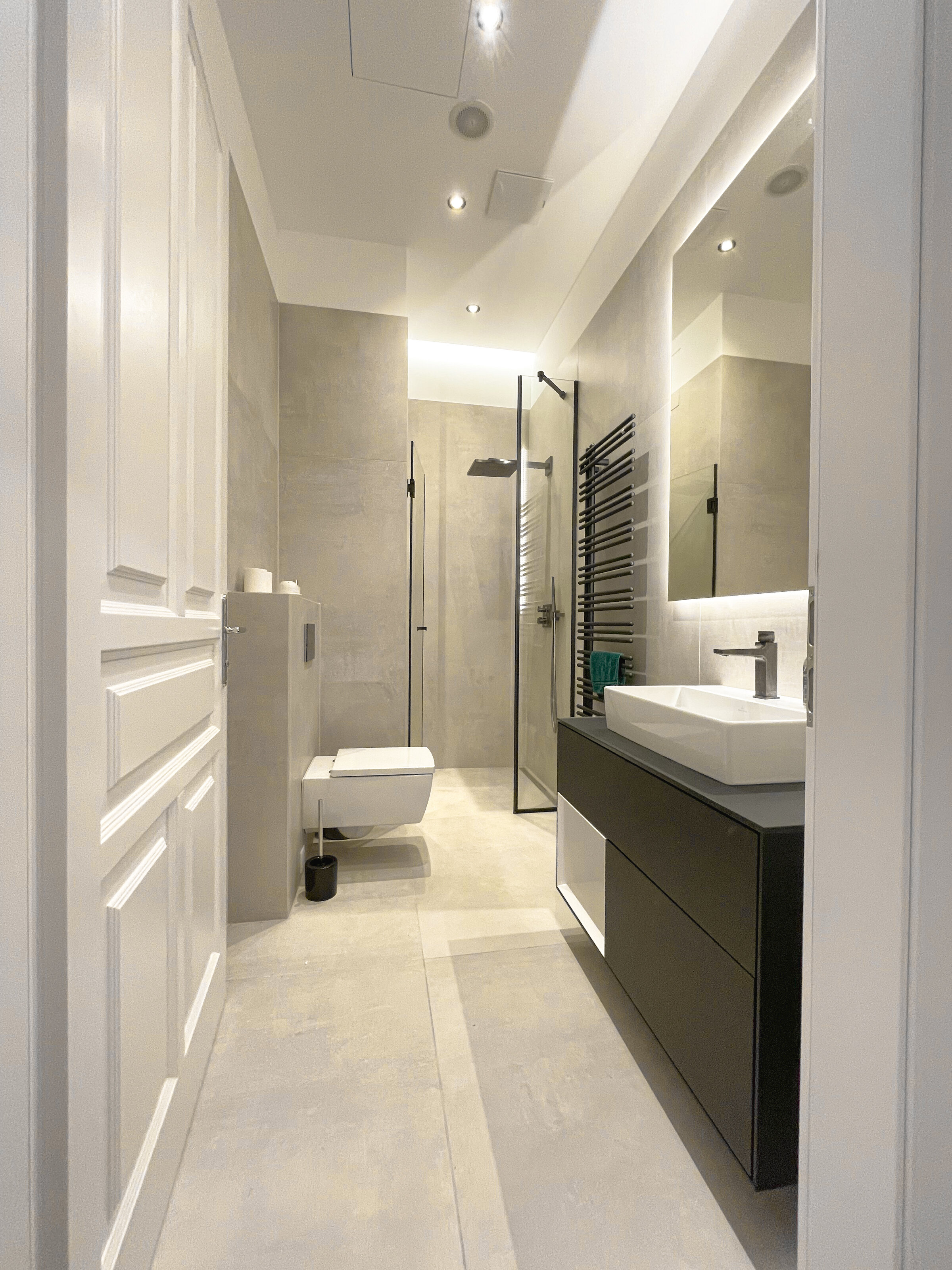 Badezimmer mit begehbarer Dusch und WC