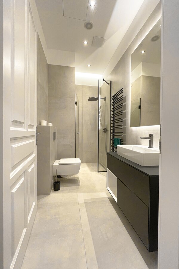 Badezimmer mit begehbarer Dusch und WC