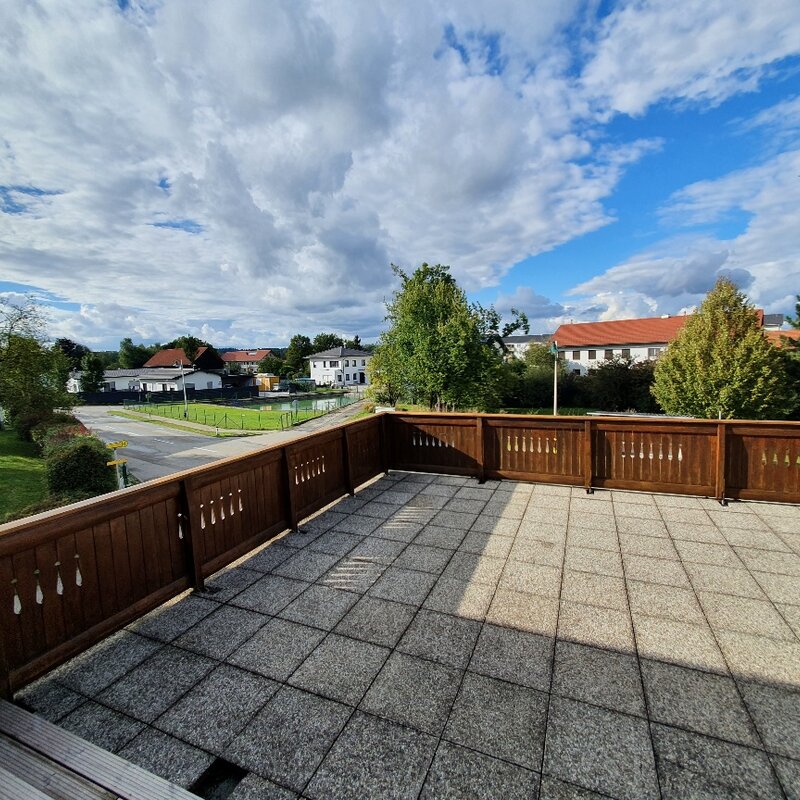 Geräumige Dachterrasse mit Holzgeländer & Weitblick – 4-Zimmer Wohnung, Kurzzeitmiete Überackern, 1–6 Monate