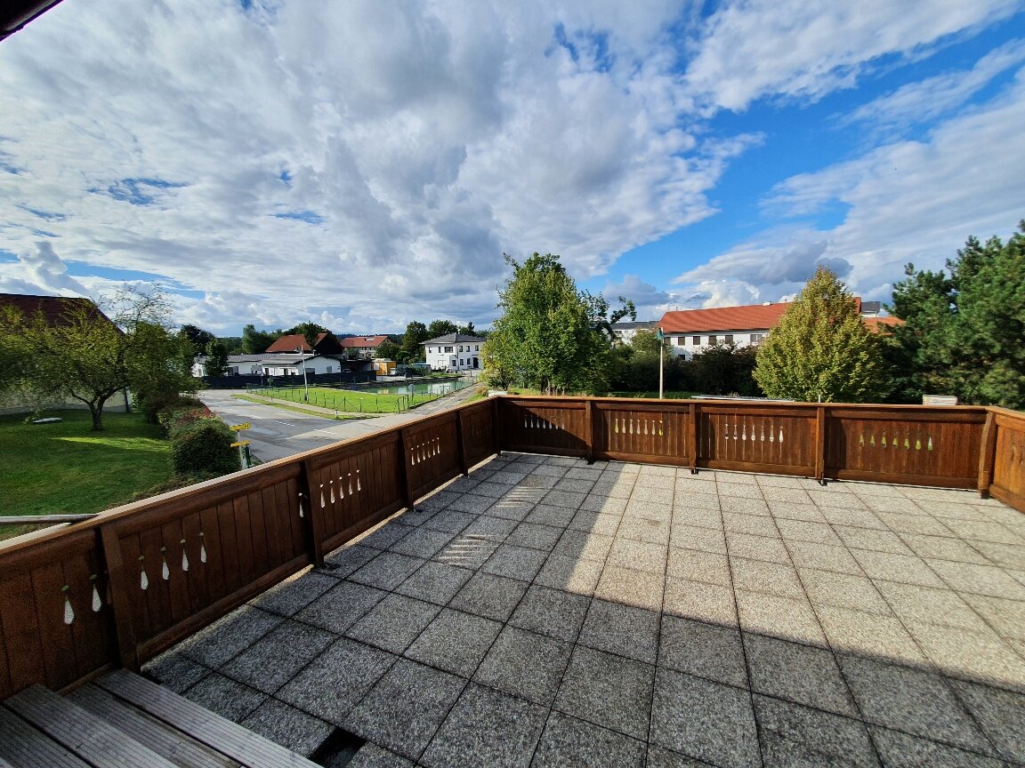 Geräumige Dachterrasse mit Holzgeländer & Weitblick – 4-Zimmer Wohnung, Kurzzeitmiete Überackern, 1–6 Monate