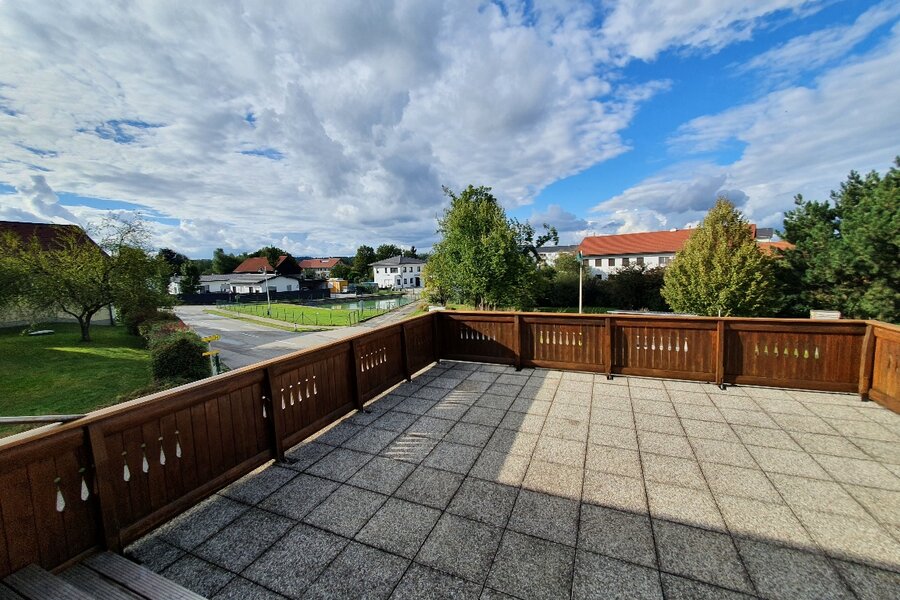 Geräumige Dachterrasse mit Holzgeländer & Weitblick – 4-Zimmer Wohnung, Kurzzeitmiete Überackern, 1–6 Monate