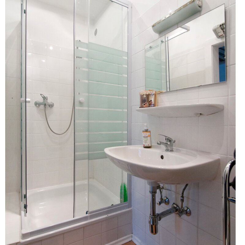 Badezimmer mit Dusche und WC