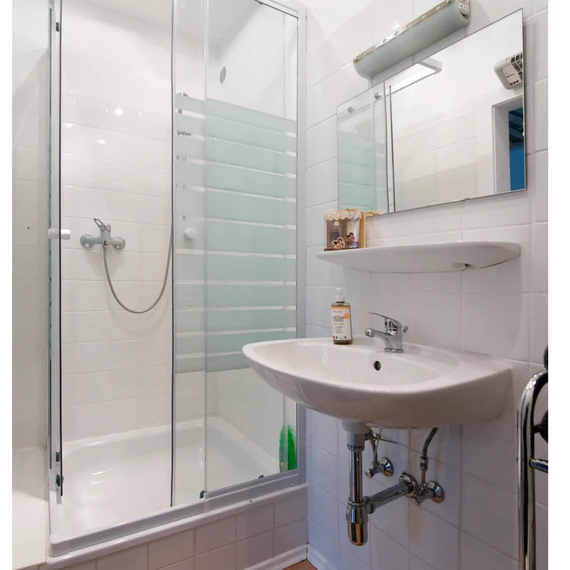 Badezimmer mit Dusche und WC