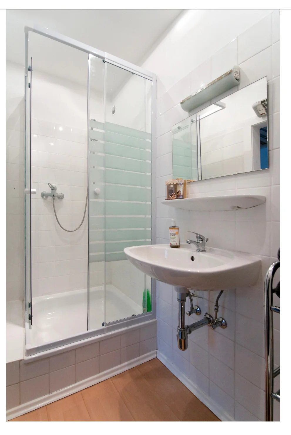 Badezimmer mit Dusche und WC