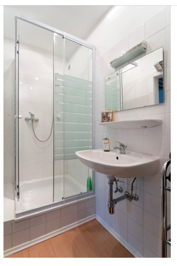 Badezimmer mit Dusche und WC