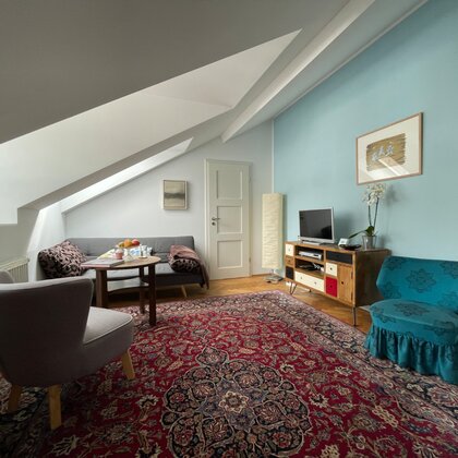 Helles Wohnzimmer mit Dachschräge, 3-Zimmer Wohnung zur Kurzzeitmiete, Wohnen auf Zeit für 1 bis 6 Monate in Wien