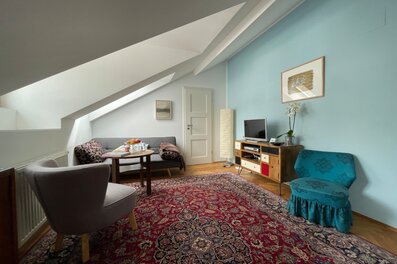Helles Wohnzimmer mit Dachschräge, 3-Zimmer Wohnung zur Kurzzeitmiete, Wohnen auf Zeit für 1 bis 6 Monate in Wien