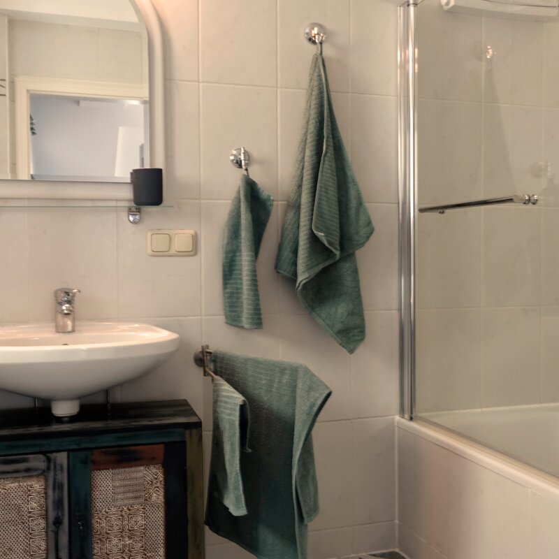 Badezimmer mit Bannewanne und Fenster