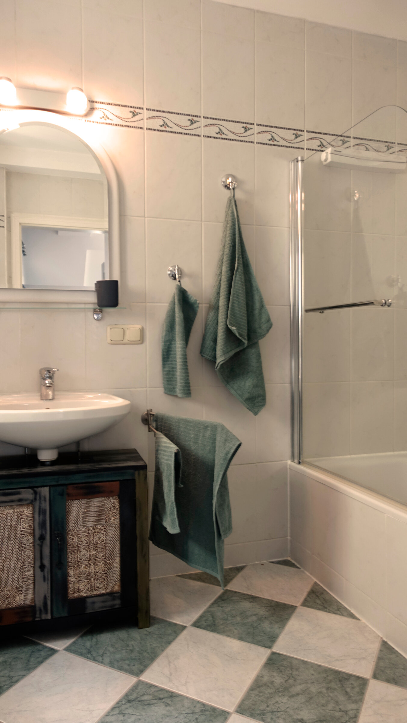 Badezimmer mit Bannewanne und Fenster