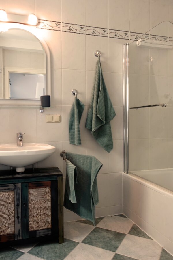 Badezimmer mit Bannewanne und Fenster