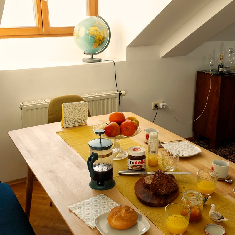 großer Eßtisch mit Sitzbank 