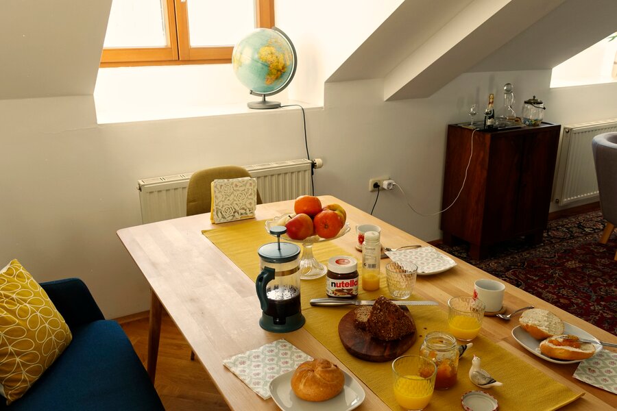 großer Eßtisch mit Sitzbank 