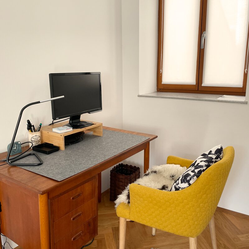 desk with Benq screen (HDMI connection)