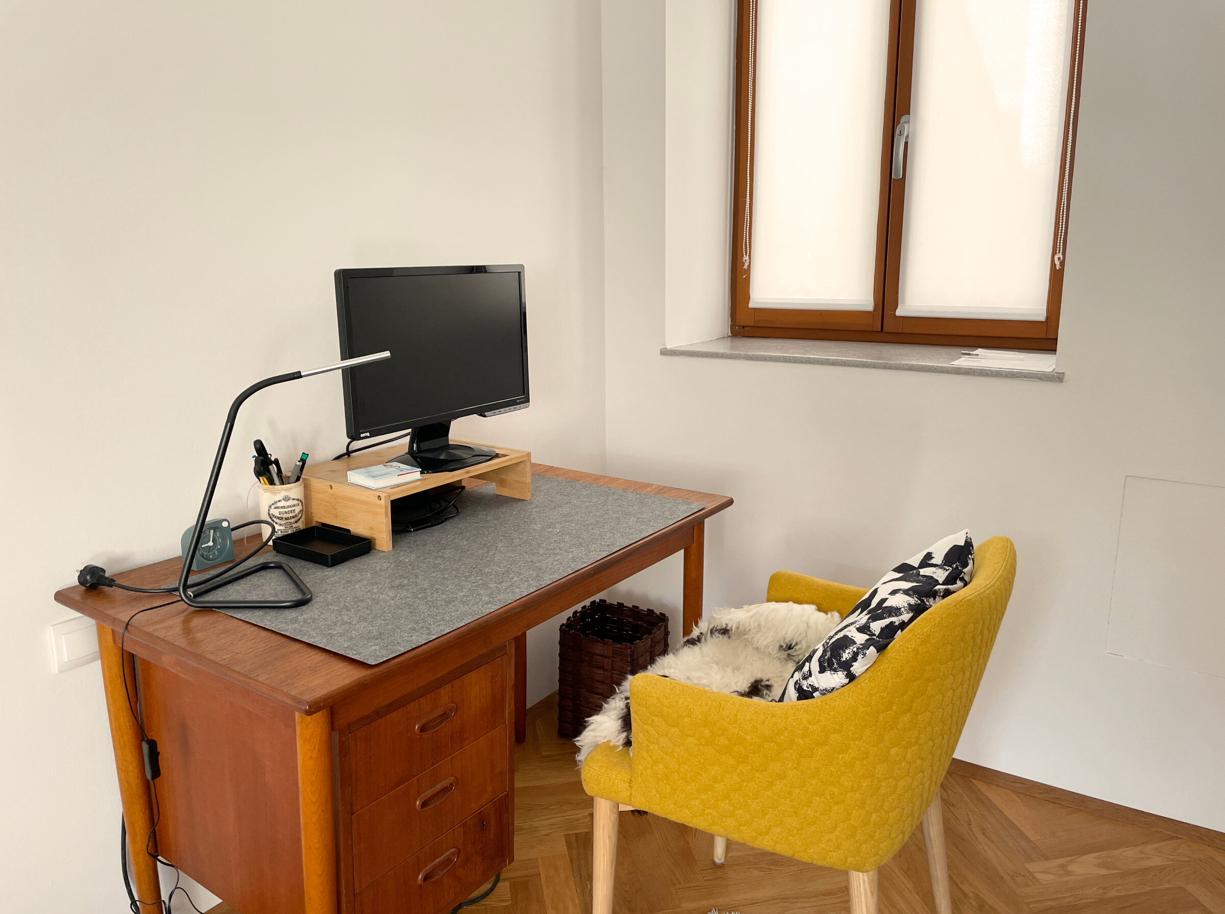 Schreibtisch mit Benq Screen (HDMI-Anschluß)