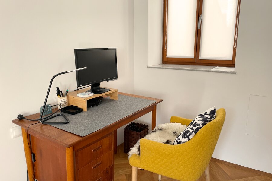 desk with Benq screen (HDMI connection)