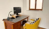 desk with Benq screen (HDMI connection)
