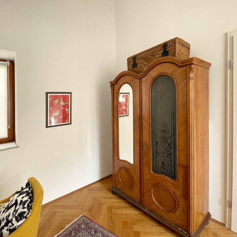 Kleiderschrank mit Hängebereich und Fächern.