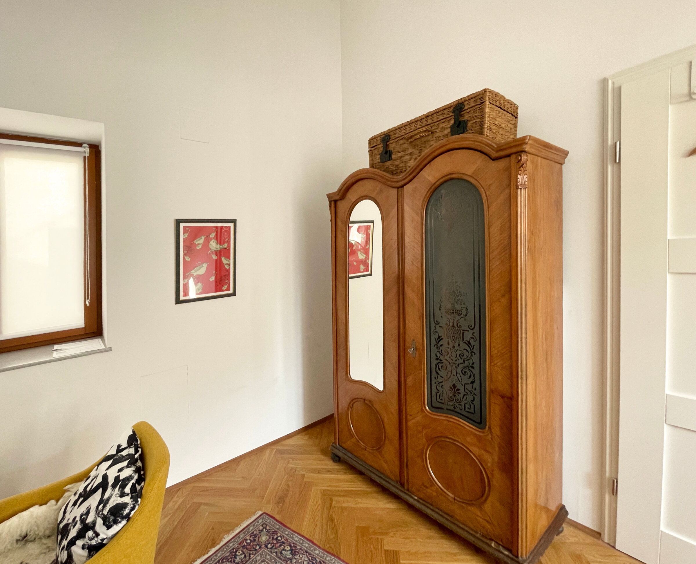 Kleiderschrank mit Hängebereich und Fächern.