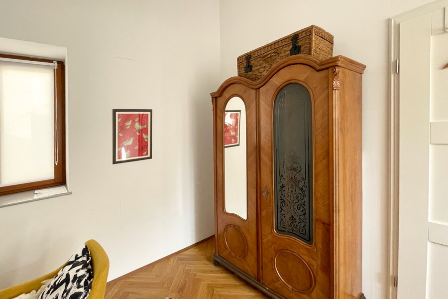 Kleiderschrank mit Hängebereich und Fächern.