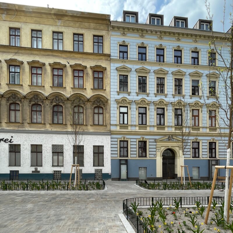 The typical Viennese tenement house is from 1880 and the faced is listed. The loft/flat is in the roof conversion.