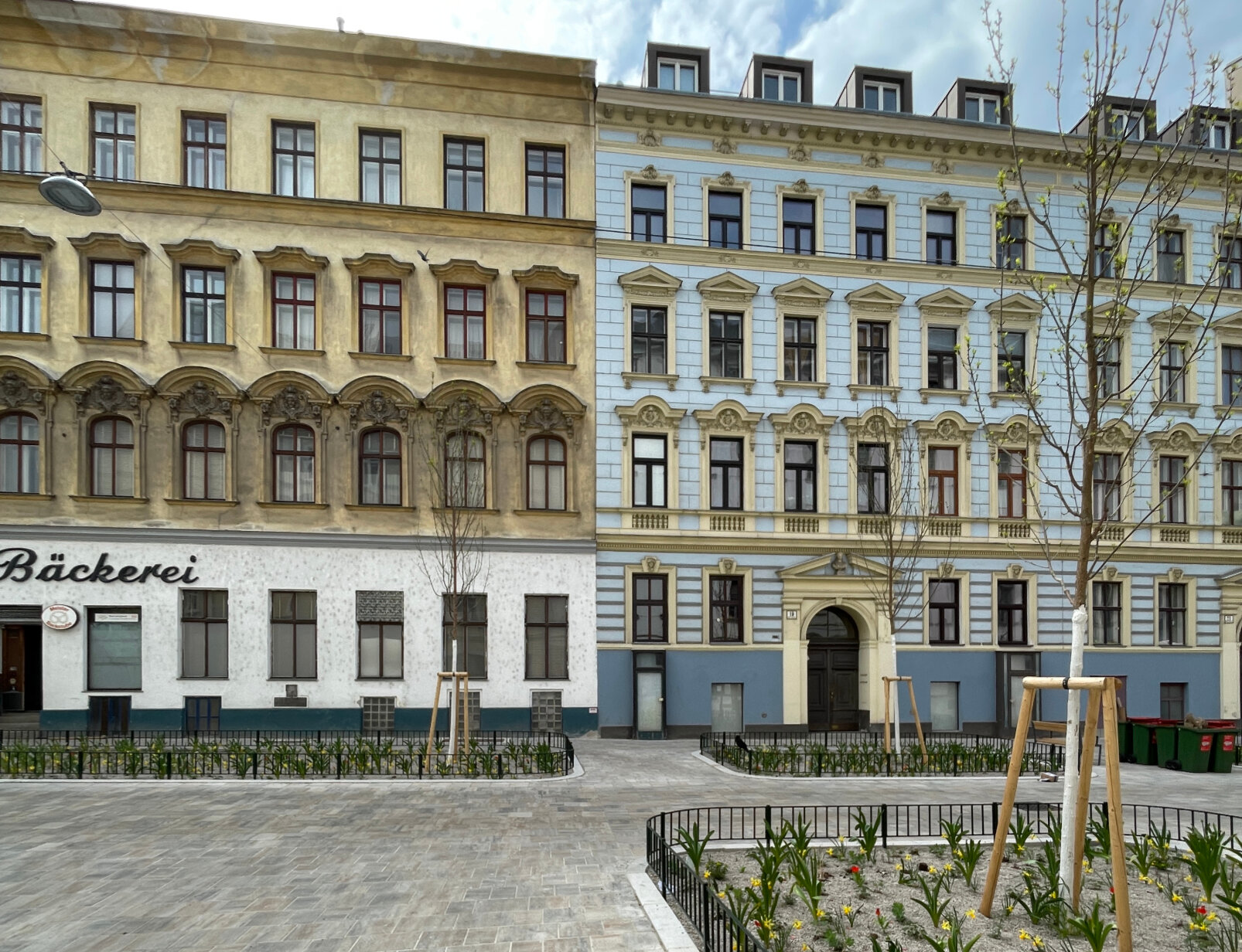 The typical Viennese tenement house is from 1880 and the faced is listed. The loft/flat is in the roof conversion.