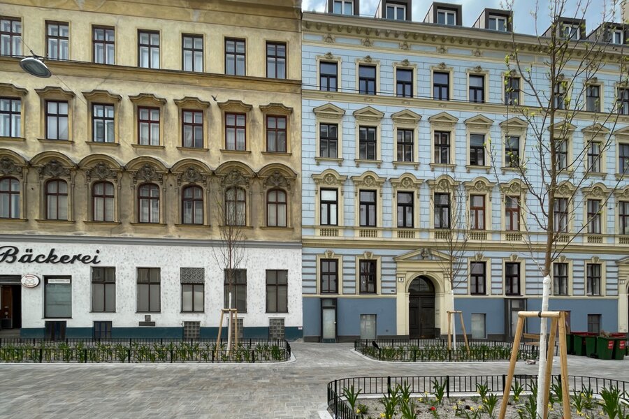The typical Viennese tenement house is from 1880 and the faced is listed. The loft/flat is in the roof conversion.