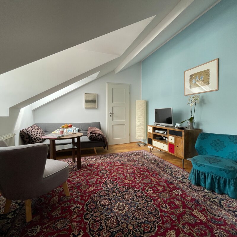 Wohnbereich mit Sofa und TV