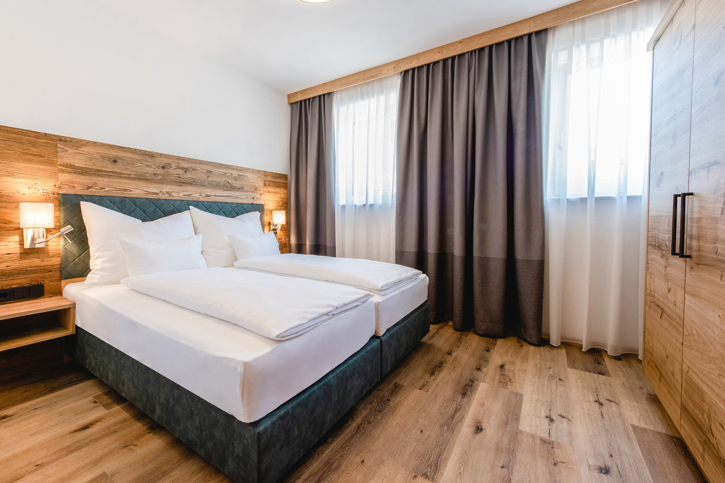 Helles Schlafzimmer mit Holzdekor: 2-Zimmer Wohnung zur Kurzzeitmiete & Wohnen auf Zeit für 1 bis 6 Monate in Wals