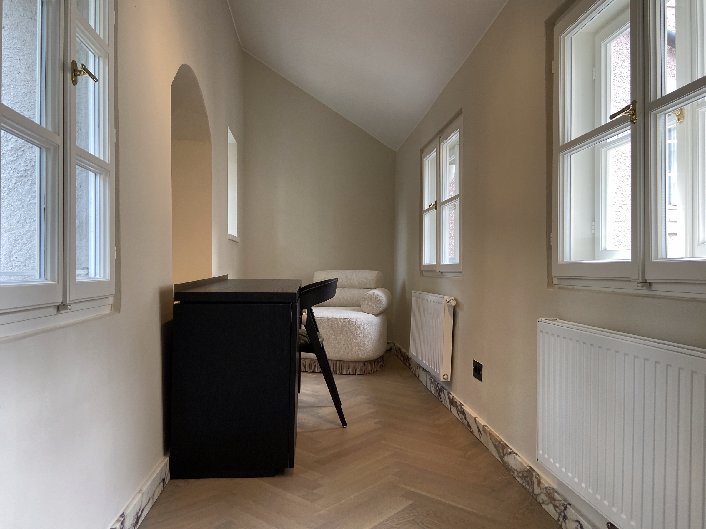Helles Arbeitszimmer mit Bogennischen & Parkettboden – 2-Zimmer Wohnung, Kurzzeitmiete & Wohnen auf Zeit für 1 bis 6 Monate, Salzburg