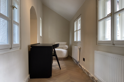 Helles Arbeitszimmer mit Bogennischen & Parkettboden – 2-Zimmer Wohnung, Kurzzeitmiete & Wohnen auf Zeit für 1 bis 6 Monate, Salzburg
