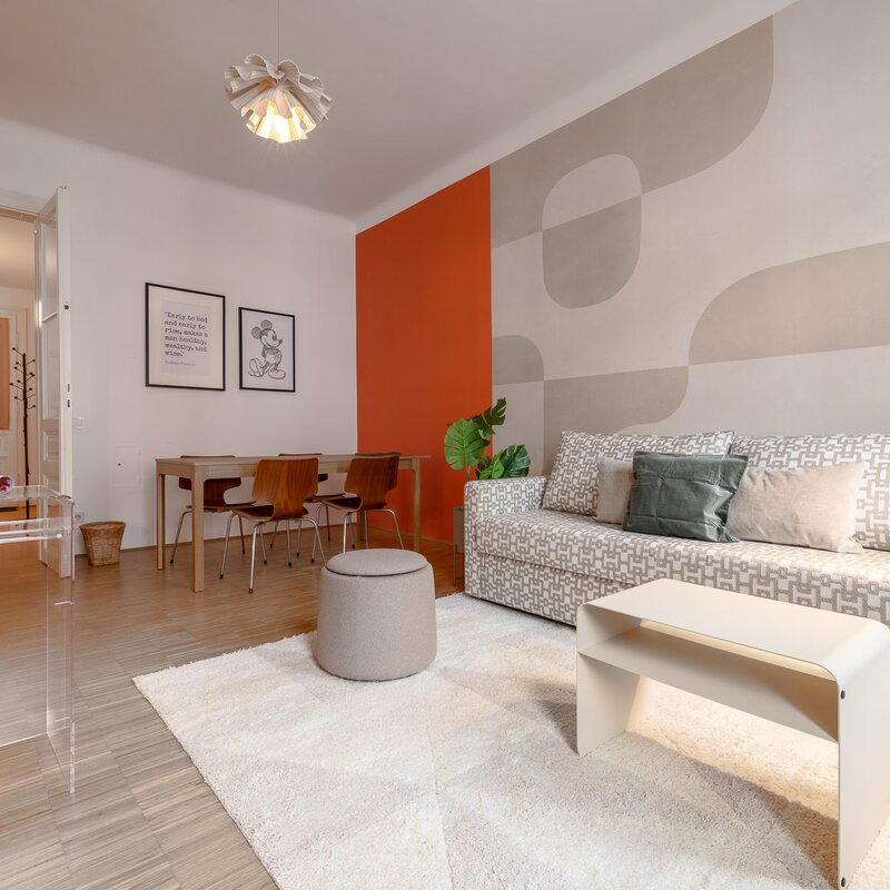 Bright living room with bold wall art – 2-room apartment for short-term rental, temporary housing for 1 to 6 months in Vienna